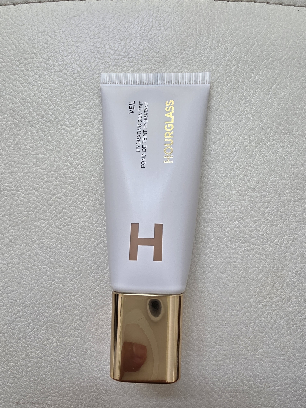 Hourglass Veil Hydrating Skin Tint - White with Gold Cap